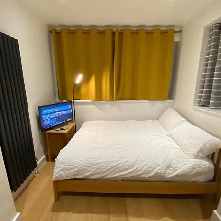 Double Bedroom With En-Suite Shower & Free Parking